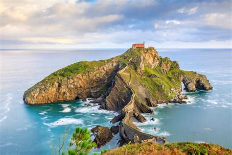 El biotopo protegido de san juan de gaztelugatxe está situado en plena costa vasca, entre los municipios de bakio y bermeo. San Juan de Gaztelugatxe, a gem in the Basque Country