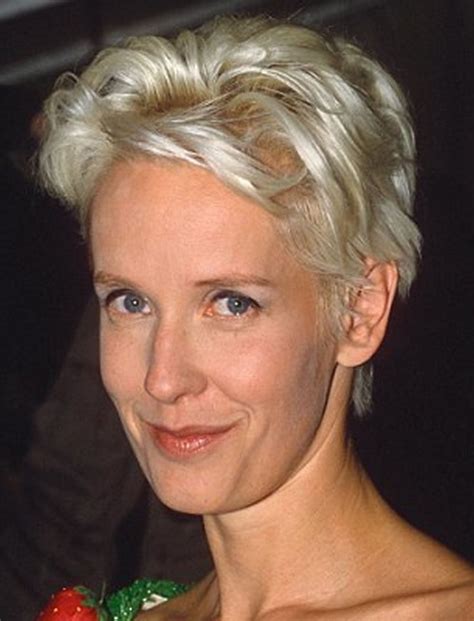 Short hair for over 60 round face. 2018-2019 Short and Modern Hairstyles for Stylish Older ...
