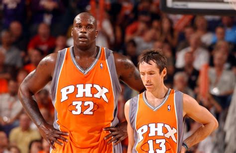 Huge and intimidating on the court but personable off. Shaquille O'Neal acusa de modo cômico Steve Nash de ter ...