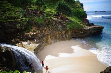 Pantai karang bolong anyer merupakan salah satu destinasi wisata pantai, yang dikenal cukup unik di kalangan wisatawan. Pantai Karang Bolong Archives - Aneka Tempat Wisata