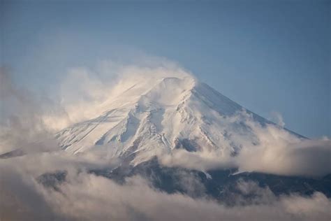 Via 栗田 ゆが 『今朝の富士山 Todays Mt Fuji』 日の出前に起きた時には富士山は見えなかったので、二度寝してから朝食