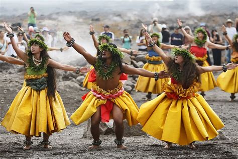 Hula Kahiko Polynesian Dance Hawaiian Dancers Hawaiian Culture