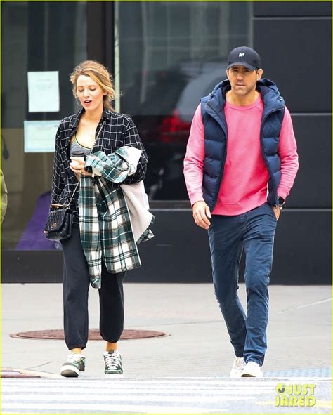 Blake Lively Ryan Reynolds Meet With Her Sister Robyn For A Coffee Run Photo Blake