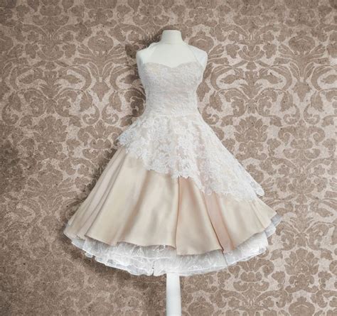 Das rockabilly kleid sorgt für schwung und gute laune und lässt sie über die tanzfläche wirbeln. Brautkleid,50er Jahre, knielang, Hochzeitskleid, von ...