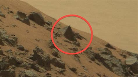 Curiosity Photographie Une Mystérieuse Pyramide à La