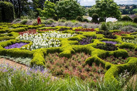 Exhibits a knot garden planted with herbs at the international flower show. What Is A Parterre Garden - Tips On Creating Parterre Knot Gardens