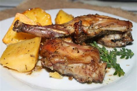 Mientras la lechuga coge forma, lavamos los tomates, los secamos con un paño de cocina y cortamos a la mitad de forma transversal. Conejo al horno, ideal para una cena romántica | Cocina