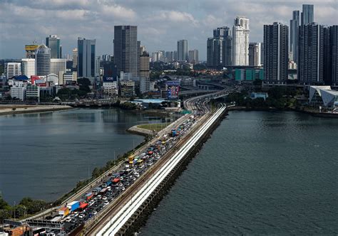 Singapore Faces Bigger Contraction As Malaysia Shuts Borders