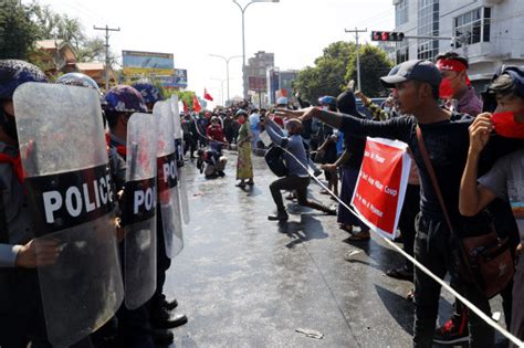 공용어는 미얀마어이며 일부 인구는 태국어를 사용한다. 경찰 첫 총기 사용 … 미얀마 反쿠데타시위 '일촉즉발' - 세계 ...