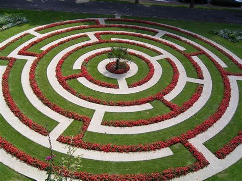 , labyrinthine (comparative more labyrinthine, superlative most labyrinthine). maze - Wiktionary