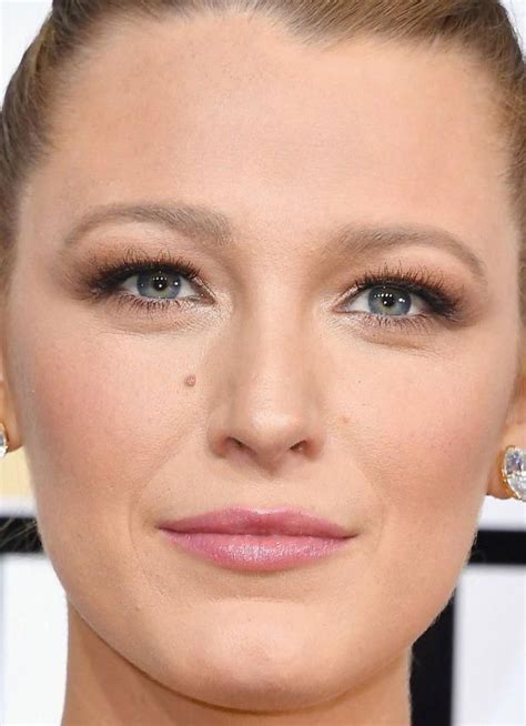 Close Up Of Blake Lively At The 2017 Golden Globe Awards Blake Lively Makeup Hooded Eye