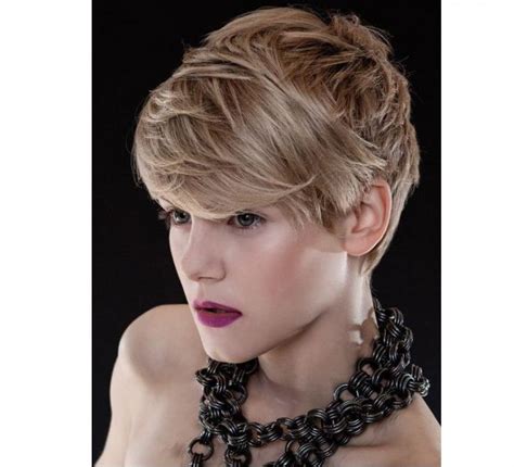 Damskie fryzury z grzywką są modne eleganckie praktyczne i bardzo elastyczne. Krótkie fryzury z grzywką - galeria z modnymi fryzurami 2015