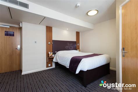 In this video, we give you a hotel tour of the premier inn, county hall in london. Premier Inn London Victoria Hotel Review: What To REALLY ...