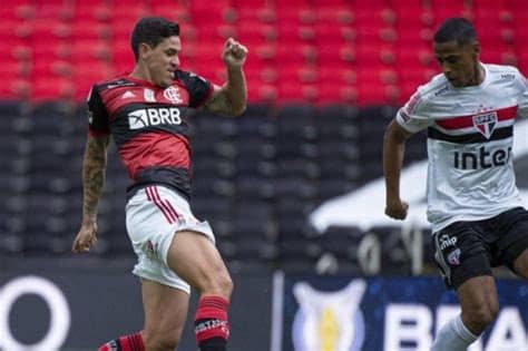 Clique aqui para ir ao tempo real. Flamengo perde de 4 a 1 para o São Paulo no Maracanã