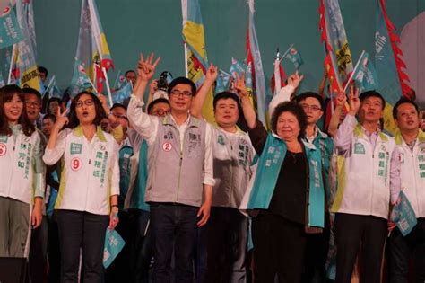 May 26, 2021 · 親綠寫手林瑋豐在網路上反串製造對立引起鄉民圍剿，林瑋豐的人脈網絡也被逐一起底。除了其妻為民進黨社群中心副主任楊敏外，兩人都與高雄. 陳菊強力催票：不接受對高雄糟蹋，把其邁牽起來-風傳媒