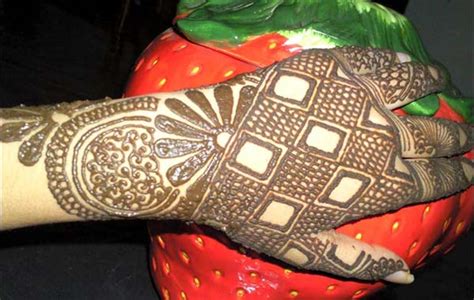 Tampil beda dengan henna itu mudah, bikin saja gambar unik berbentuk persegi di ujung jari. Kumpulan Gambar Lukisan Henna Simple dan Cantik Untuk Pemula