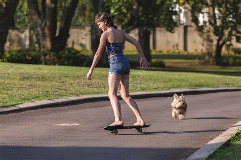 Meisje Die Naar Huis Met Een Skateboard Rijden Stock Afbeelding Image Of Skateboard Middag