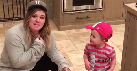 Kelly Clarkson Daughter River Rose Have Dance Party To ‘push It Us Weekly