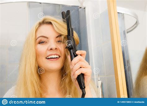 Woman Using Hair Curler Stock Image Image Of Heat Wavy 149573803