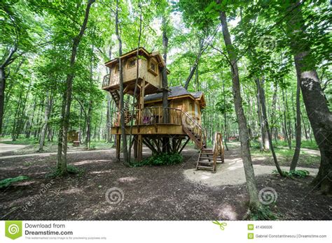 Zarezerwuj online domy wakacyjne w miejscu takim jak chorwacja. Domek Na Drzewie W Forrest Zdjęcie Stock - Obraz: 41496006