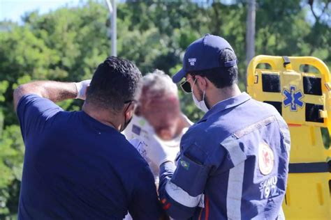 Durante passeio ciclista cai e desmaia ao bater a cabeça no