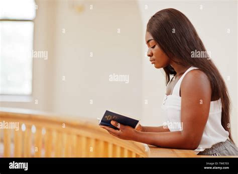 African American Woman Priant Dans Léglise Croyants Médite Dans La