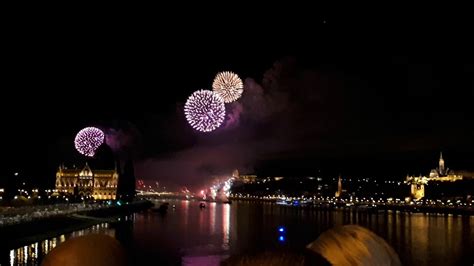 A hagyományos állami rendezvényekkel indul, az este fő. Ünnepi Fény és Tüzijátek Budapest 2019.augusztus 20 - YouTube