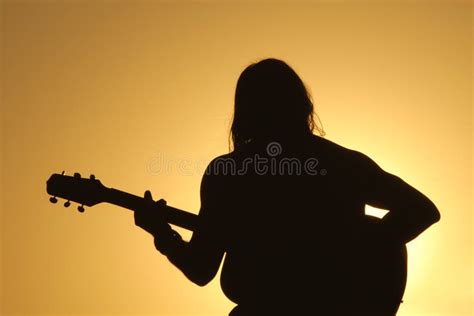 homme de guitare silhouette de coucher du soleil photo stock image du paix jaune 1531712
