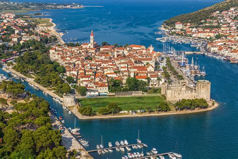 Sen ovat valloittaneet vuorotellen niin roomalaiset, venetsialaiset, turkkilaiset kuin habsburgitkin. Trogir~ Dalmatia~ Kroatia || #Kroatia #dalmatia #trogir # ...