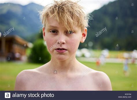Portrait Von Teenager Boy In Der Natur Deutsche Volkszugeh Rigkeit In
