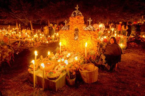 Así Se Vive La Noche De Muertos En Michoacán Espacio Méx