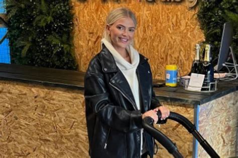 Pregnant Itv Corrie Star Lucy Fallon Says She Looks 15 As She Makes