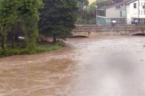 Il bellunese, in particolare, è stato devastato con danni che l'ondata di maltempo ha distrutto 100 mila ettari di bosco, le frane non si. Maltempo Veneto oggi: ultimi aggiornamenti in tempo reale ...