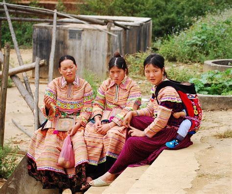 hmong-women-hmong-women-in-sapa,-vietnam-stock-photo