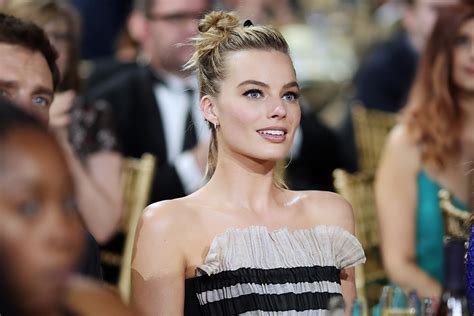 The Gorgeous Nude Lipstick Margot Robbie Wore To The Critics Choice Awards Newbeauty