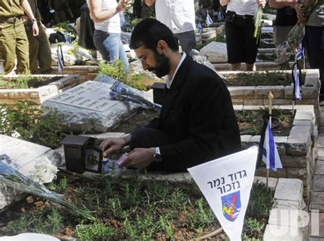 Photo Israelis Mark Memorial Day For Fallen Soldiers At Mt Herzl
