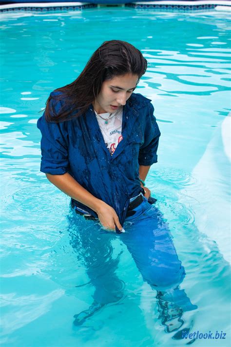Wetlook Girl Swimming Fully Clothed In Pool Rwetlookgirls
