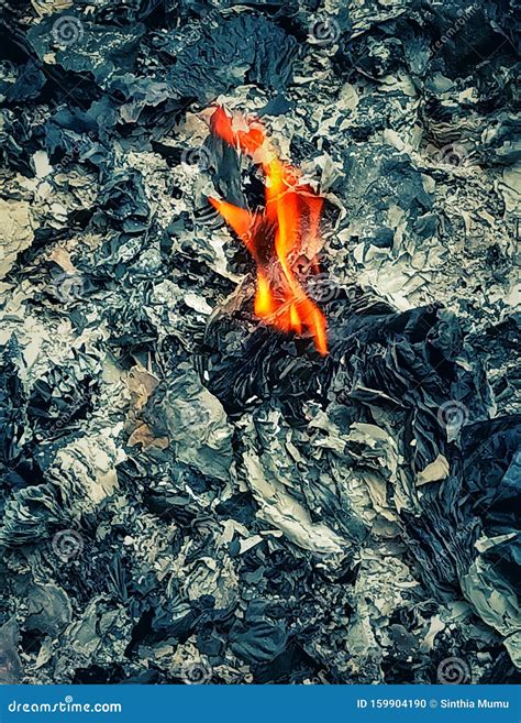 Fuego En Papel Foto De Archivo Imagen De Papel Basura 159904190