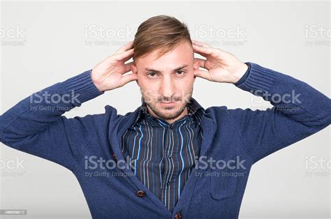 남자 커버링 그릐 귀 20 24세에 대한 스톡 사진 및 기타 이미지 20 24세 2015년 25 29세 Istock