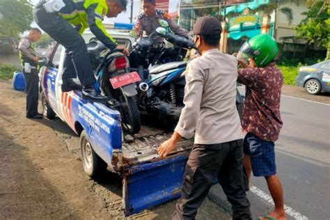 Kecelakaan Beruntun Di Lombok Satu Pengendara Motor Tewas