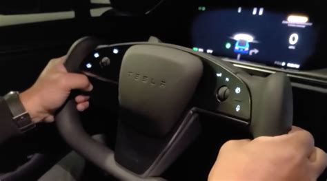 特斯拉 Model S Plaid Yoke 方向盘怎么样？外媒说有三个点需要适应 评测新出行