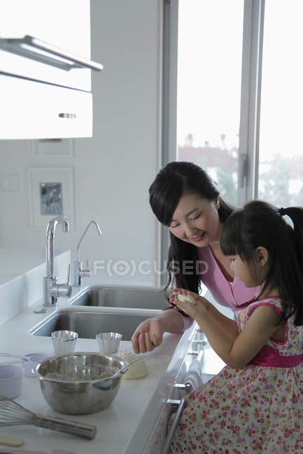 Mother Teaching Daughter Cooking — Domestic Kitchen Chinese Stock