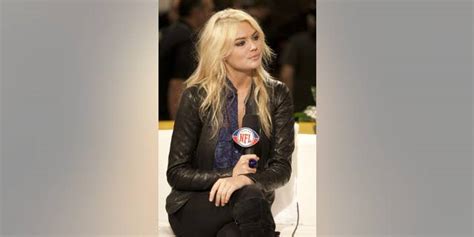 Kate Upton Kaley Cuoco And Amy Poehler Previewing The Super Bowls