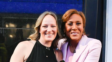 Gma S Robin Roberts Wedding Celebration On Air With Amber Laign Elicits Surprising Reaction