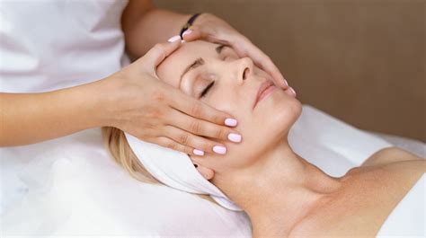 Can Lymphatic Drainage Massages Help Reduce Facial Puffiness 247 News Around The World