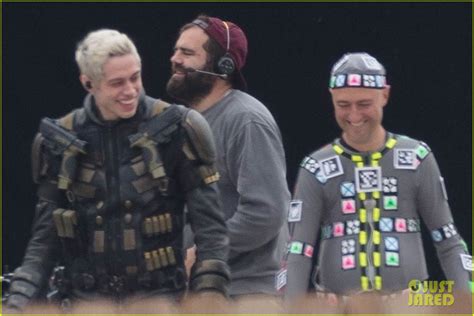 The Suicide Squad Cast Spotted In Costume For Big Group Scene New Photos Photo 4369771