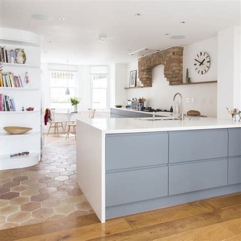 A working triangle allows you to move with ease about the kitchen, so you can reach your sink, oven and stove and refrigerator. 43 Brilliant L-Shaped Kitchen Designs 2020 [A Review On ...