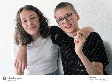 Geschwister Porträt Kleiner Bruder Große Schwester Teenager Im Winter Ein Lizenzfreies