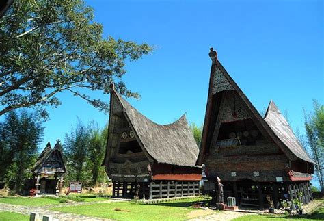 The traditional houses and settlements of the several hundreds ethnic groups of indonesia are extremely varied and all have their own specific history.:5. Rumah Adat Batak: Sejarah dan Penjelasan Lengkap Beserta ...