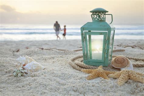 Lanterna Con Le Coperture Sulla Spiaggia E Sul Colle Molle Del Padre E Del Figlio Del Fuoco